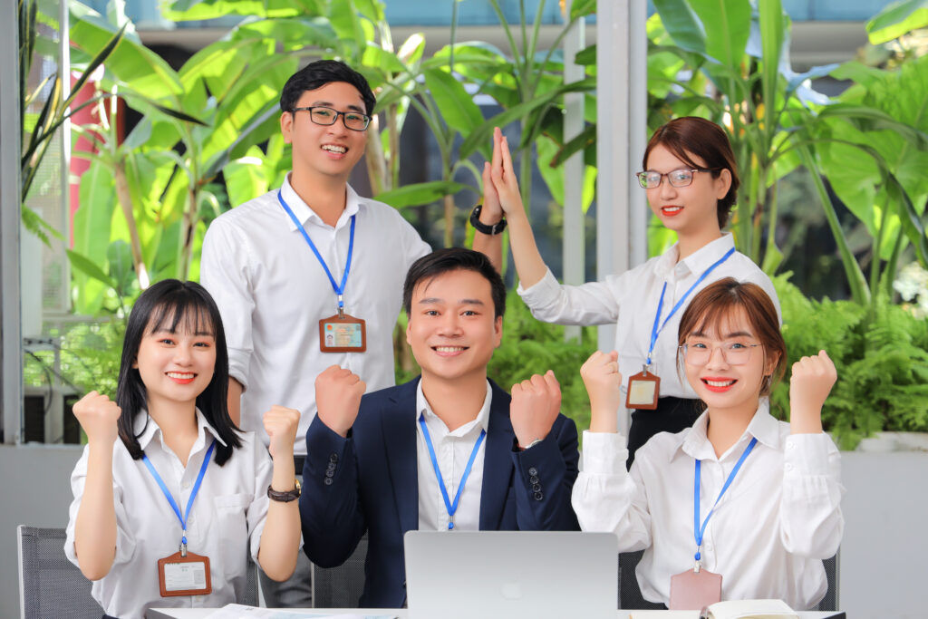 Đội ngũ nhân sự tham gia chương trình đào tạo môi trường nhằm nâng cao nhận thức và tinh thần phát triển bền vững