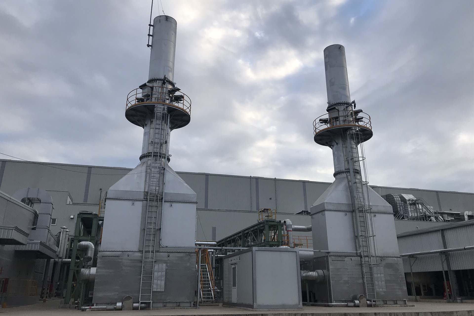 Trạm quan trắc khí thải công nghiệp – hệ thống giám sát khí thải tự động CEMS do Envi Solutions cung cấp.